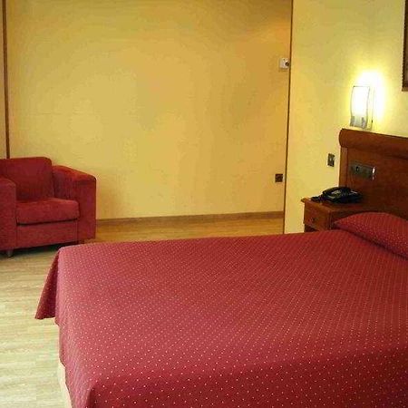 Longoria Avenida Otel El Berron Oda fotoğraf