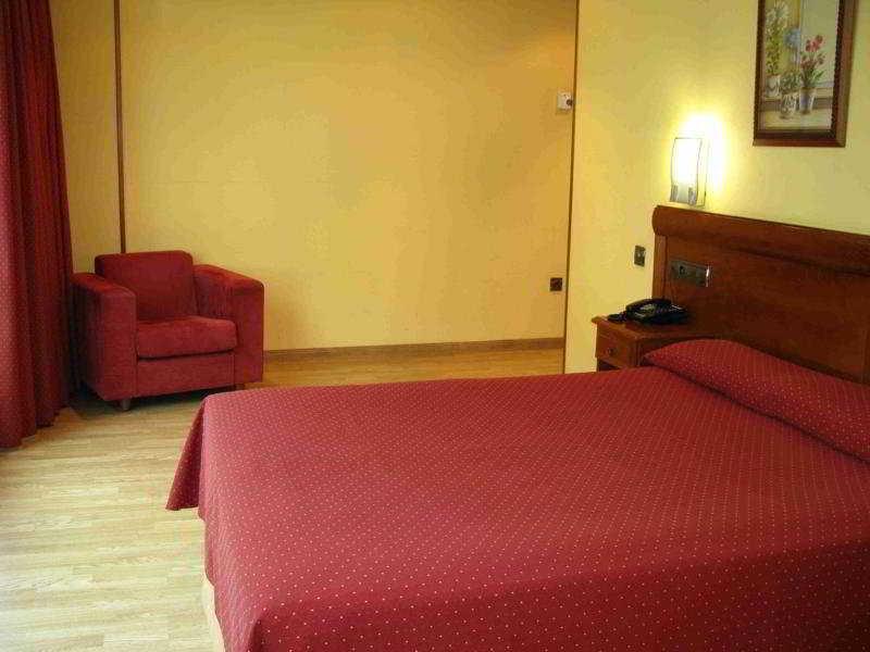 Longoria Avenida Otel El Berron Oda fotoğraf