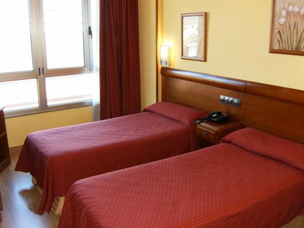 Longoria Avenida Otel El Berron Oda fotoğraf
